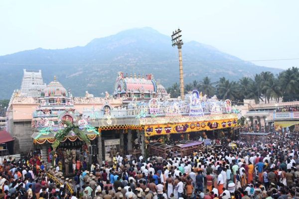 லட்சக்கணக்கில் பக்தர்கள் 