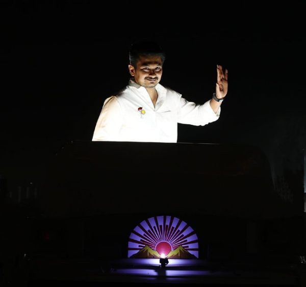  சூரியனாக ஒளிவிடுகிறார் சின்னவர் 