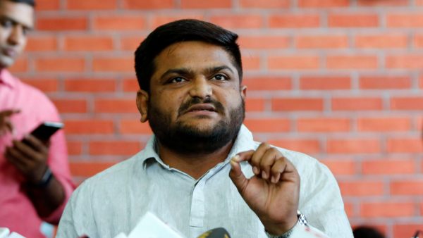 ஹர்திக் படேல் ஆரம்பத்தில் பின்னடைவு 