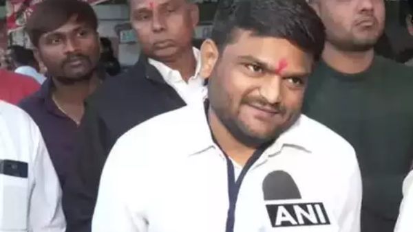 முன்னிலையைப் பிடித்தார் 