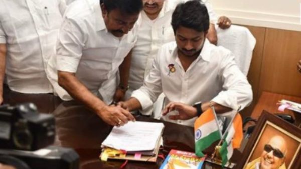 வாட்ச் பார்த்த உதயநிதி 