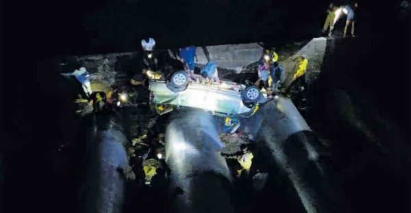 100 அடி பள்ளத்தில் பாய்ந்த கார் 