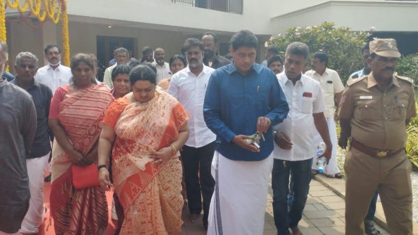 தீபாவின் ஆதரவாளர்கள் 