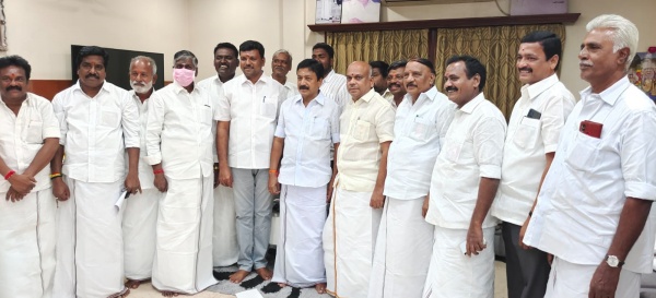ஆதரவாளர்கள் தாவல்
