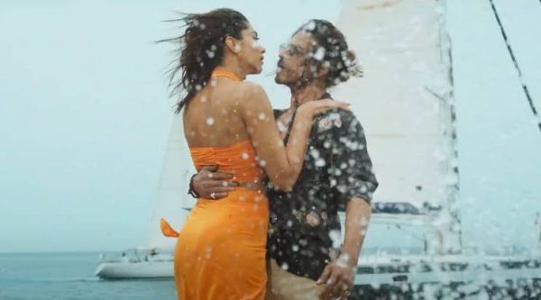 ஆபாசமான உடை 