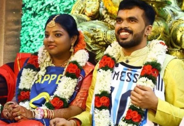  டி-ஷர்ட்களை அணிந்த மணக்கள் 