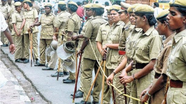 பெண் காவலர்கள் மீது.. பெண் காவலர்கள் மீது..