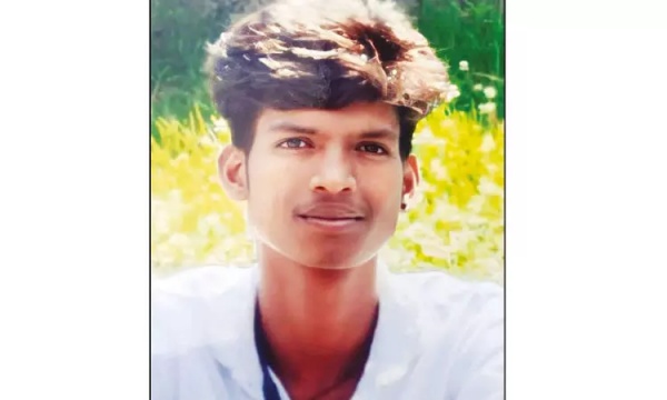 தசரா திருவிழா பார்க்க சென்றார்