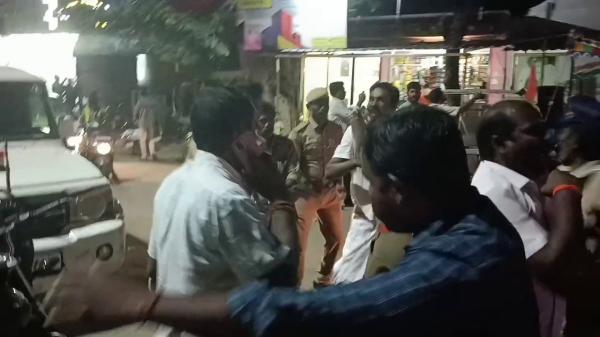 பல்கலைக்கழக மாணவர்கள் பல்கலைக்கழக மாணவர்கள்