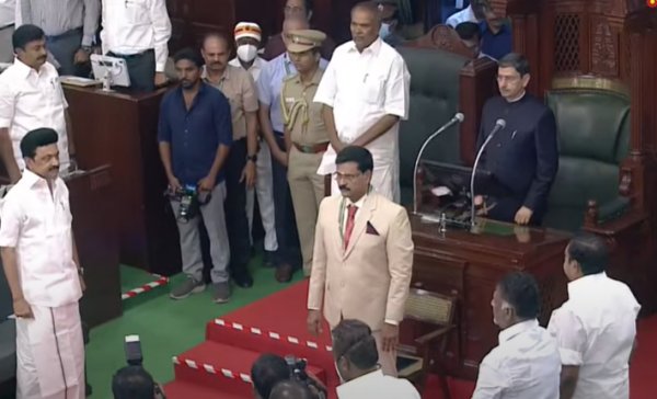 அருகருகே இருக்கை 