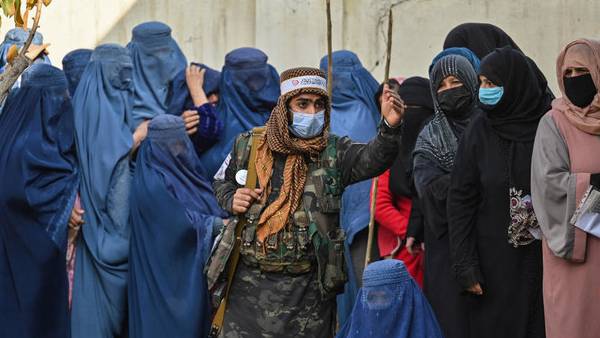 இடியாய் விழுந்தது