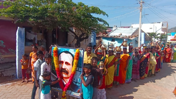 Villagers offer mass pongal to Pennycuick 182 birthday Palarpatti, Theni 