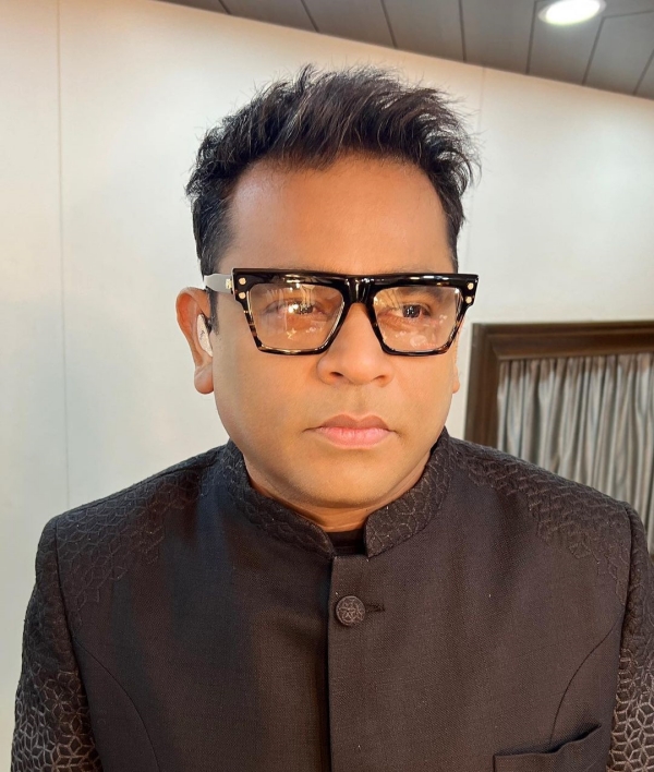  எல்லா புகழும் இறைவனுக்கே 