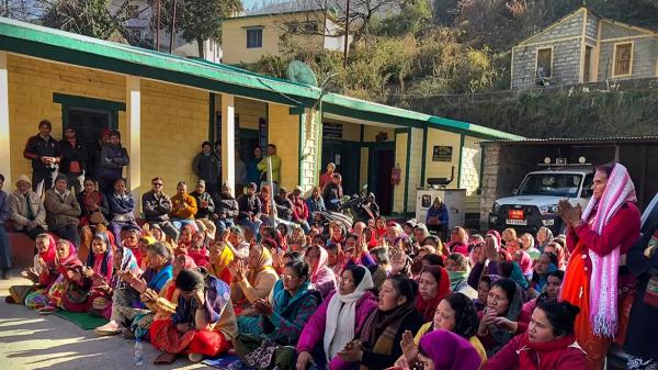  மண்ணில் புதையும் வீடுகள் 