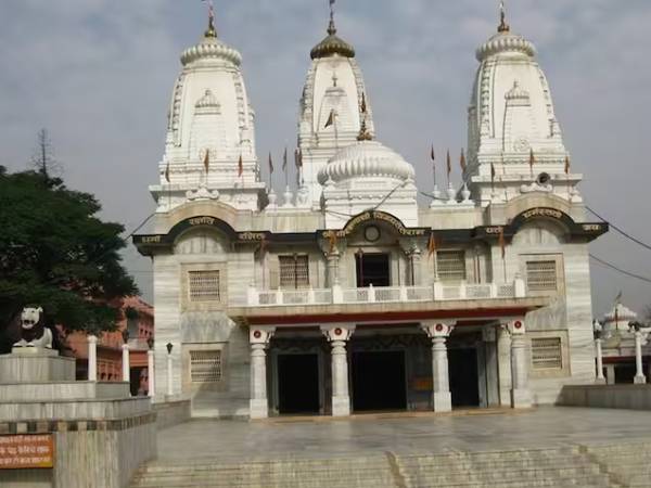 போலீஸ் மீது தாக்குதல்