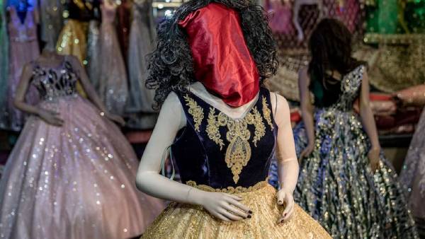 மூடப்பட்ட பொம்மை