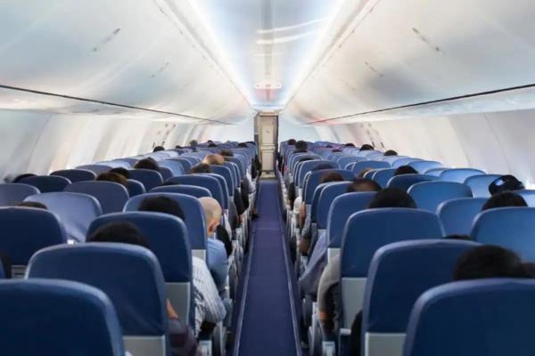 அருகே அமர கூறி தொல்லை 