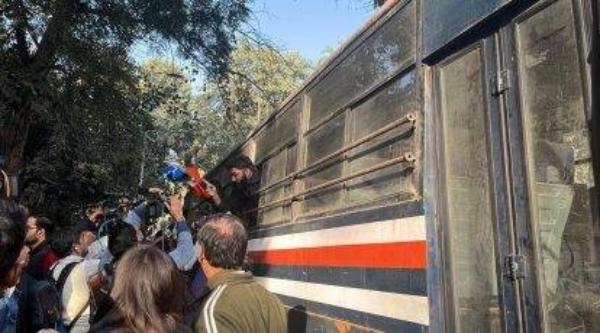 தரதரவென இழுத்து கைது 