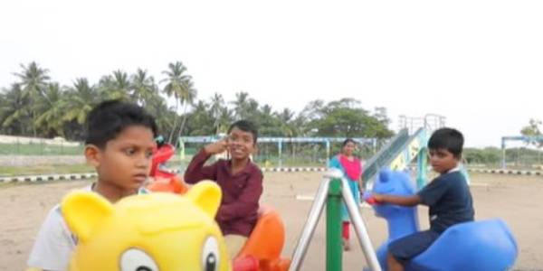 பூங்காவில் குழந்தைகள்