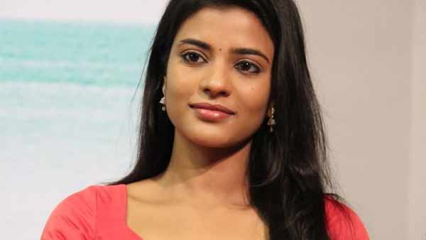 தொகுப்பாளராக அறிமுகம் 