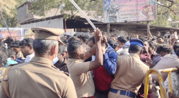 போலீசார் தடியடி 