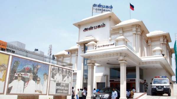 அன்பகத்தில் நூலகம் 