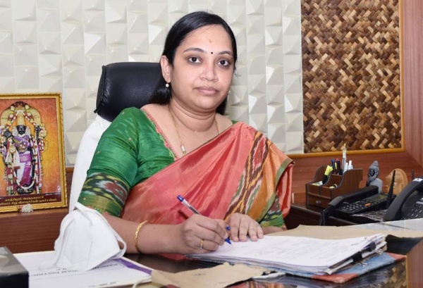 மாவட்ட ஆட்சியர் ஆர்த்தி 