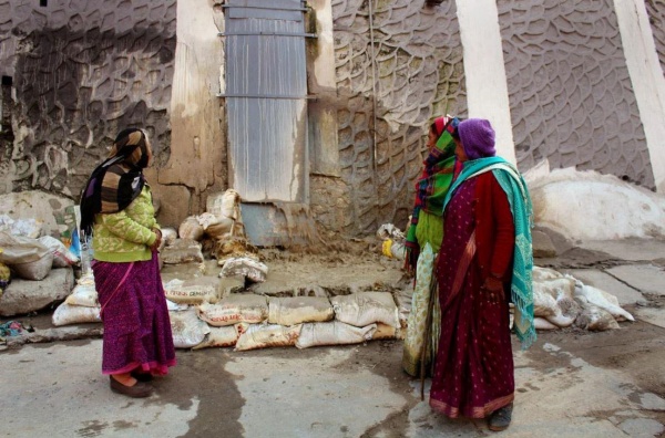 வீதிகளில் தங்கும் மக்கள்