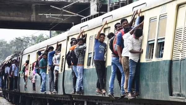 படிக்கட்டில் அமர்ந்திருந்த வாலிபர்