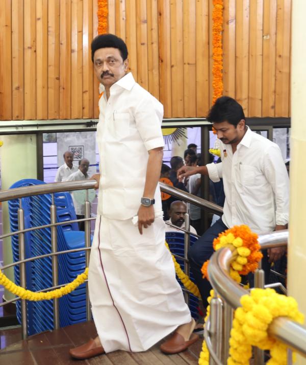 தினமும் கண்காணிக்கிறேன்