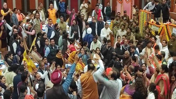 ஆம் ஆத்மி கடும் ஆட்சேபம் ஆம் ஆத்மி கடும் ஆட்சேபம்