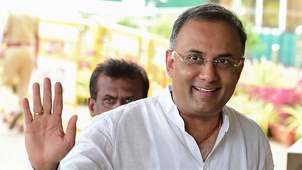  தினேஷ் குண்டுராவ்