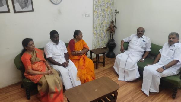 ஈபிஎஸ் அணியினர் பேச்சுவார்த்தை 