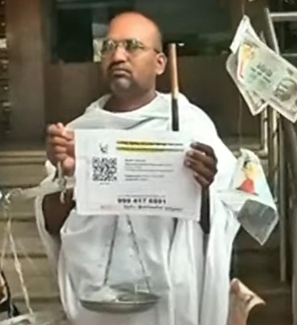 Erode East by poll: 10 rupees coins Gandhi Ramesh who came to file his nomination 