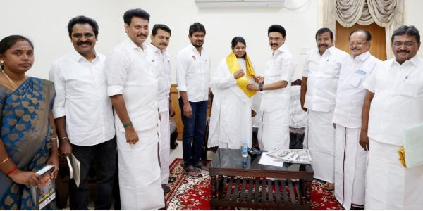 மகளிர் அணி மகளிர் அணி