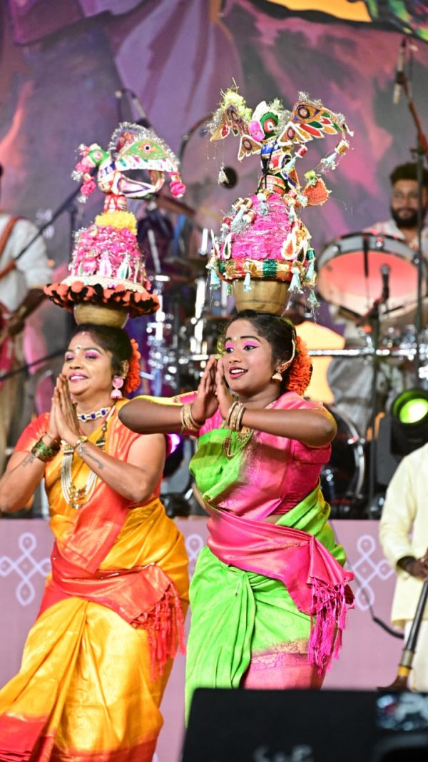 மக்கள் தனித்தனியாக 