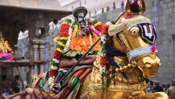 Tirumangal Mannan Vedupari urchavam in Srirangam 