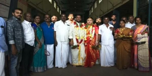 சேலை அணிந்து பாரம்பரிய முறைப்படி சேலை அணிந்து பாரம்பரிய முறைப்படி