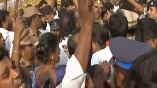 பெண்கள் முற்றுகை பெண்கள் முற்றுகை