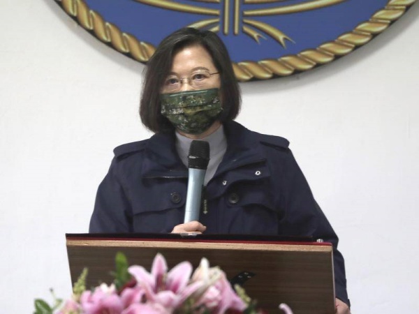 போர் நடவடிக்கைக்கு நடுவே.. போர் நடவடிக்கைக்கு நடுவே..