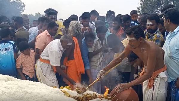 10 ஆயிரத்திற்கு மேற்பட்ட ஆண்களுக்கு பிரசாதம் 10 ஆயிரத்திற்கு மேற்பட்ட ஆண்களுக்கு பிரசாதம்