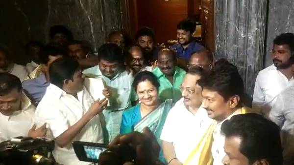 காலில் விழுந்து ஆசிர்வாதம்