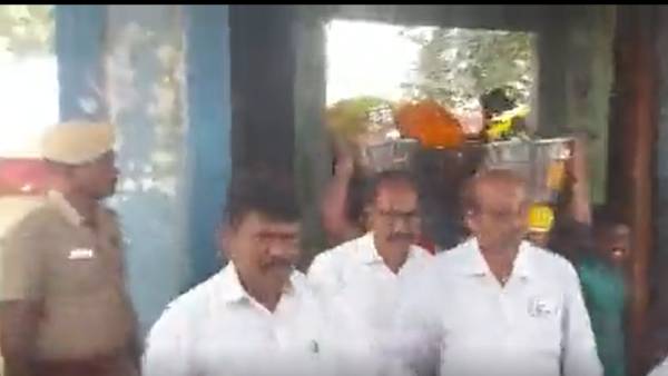 கோயிலுக்குள் தலித் மக்கள் கோயிலுக்குள் தலித் மக்கள்