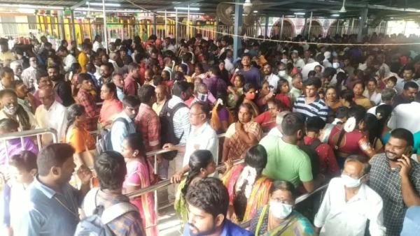பக்தர்கள் கூட்டம் அலைமோதியது 
