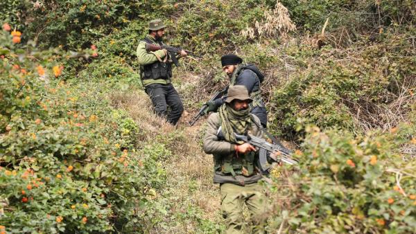  வேட்டையில் இறங்கிய பாதுகாப்புப் படை 