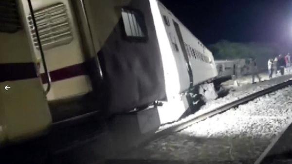 11 பெட்டிகள் பாதிக்கப்பட்டு இருப்பதாக 