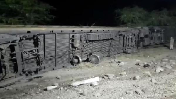 தடம்புரண்ட எக்ஸ்பிரஸ் ரயில் 