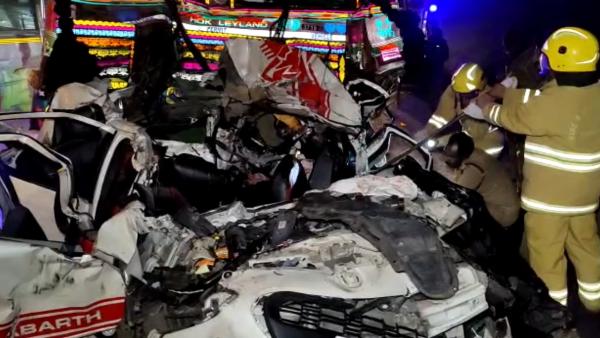 மணல் லாரி மோதியது 