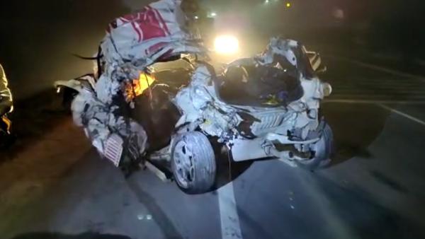 இரு லாரிகளுக்கு இடையில் சிக்கிய கார் 