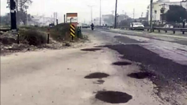 சாலையில் பள்ளம் இருந்ததால் திருப்பியபோது.. 